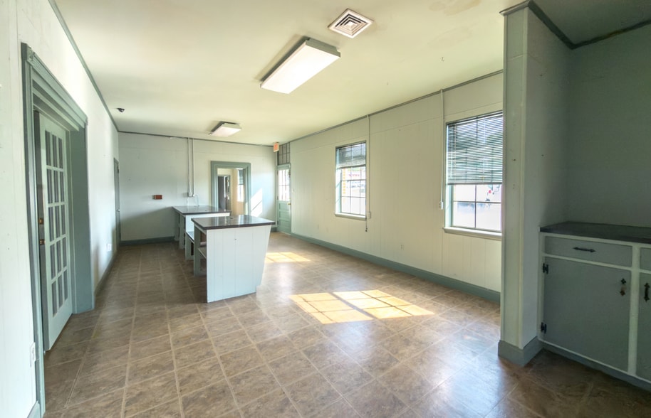 More Photos Of 6704 Williamson Rd, Hollins Storefront For Sale