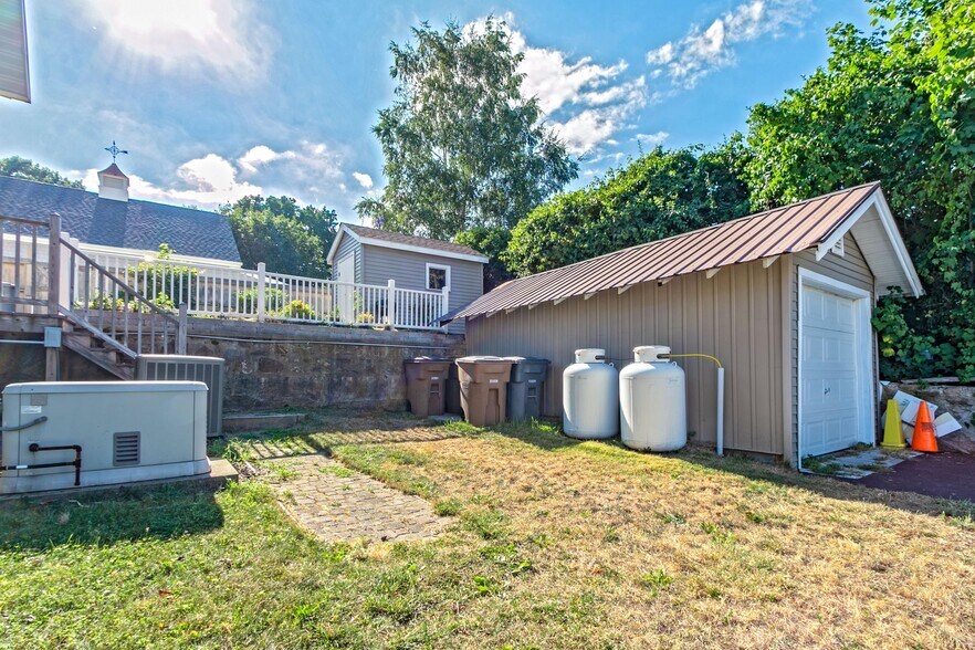 More Photos Of 35 Nehantic Dr, Niantic Storefront Retail Residential For Sale