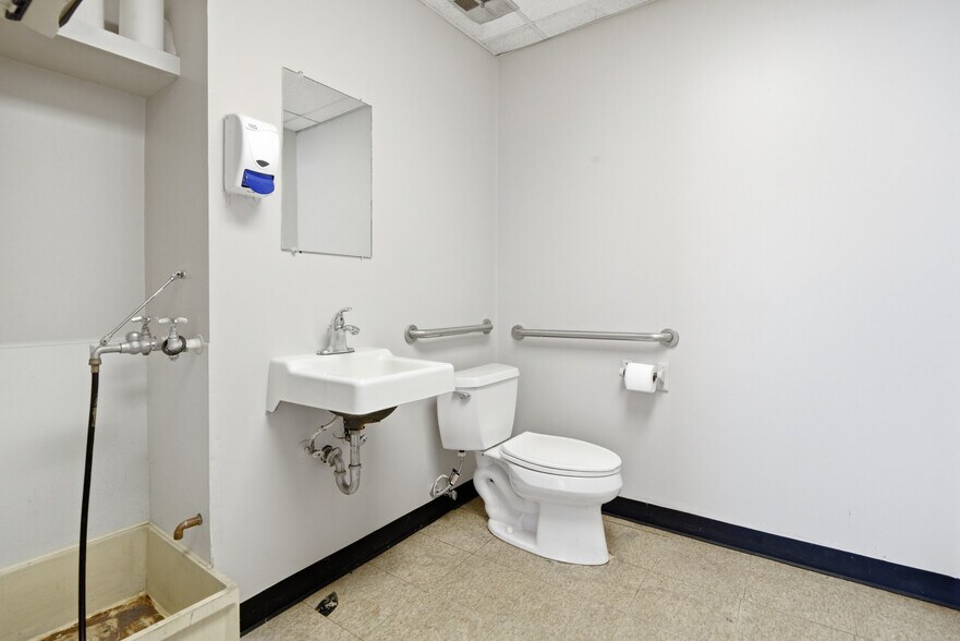 More Photos Of 2422-2424 W 41st St, Tulsa Showroom For Lease