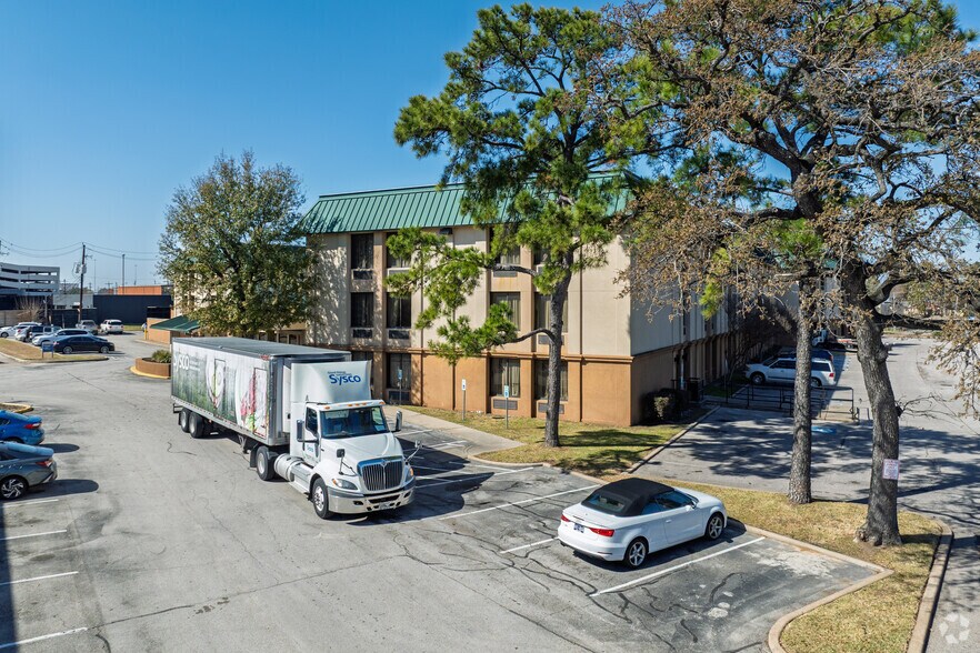 More Photos Of 2504 North Loop W, Houston Hotel For Sale