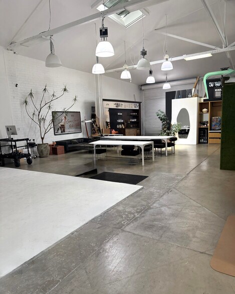 More Photos Of 1112 N Beachwood Dr, Los Angeles Office For Lease