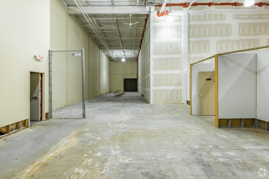 More Photos Of 8600-8604 W Brown Deer Rd, Milwaukee General Retail For Sale