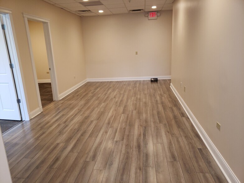 More Photos Of 20646 S Abbey Wood Ct, Frankfort Office For Sale
