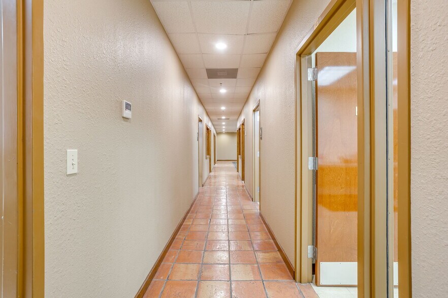 More Photos Of 3500 Noble Ave, Fort Worth Flex For Lease