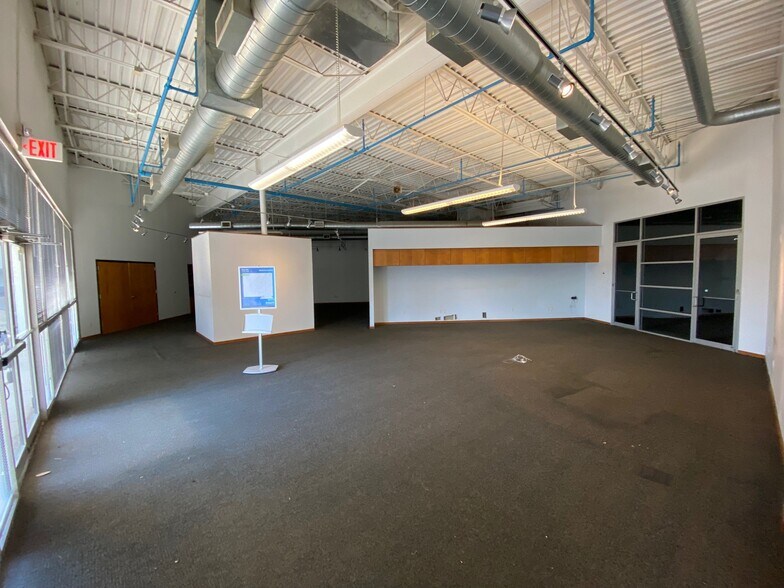More Photos Of 9797-10161 E Admiral Pl, Tulsa Showroom For Lease