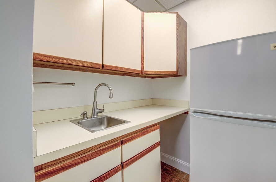 More Photos Of 4609 Pinecrest Office Park Dr, Alexandria Medical For Sale