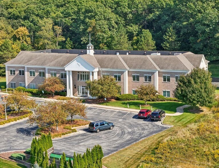 More Photos Of 515 W North Shore Dr, Hartland Office For Lease