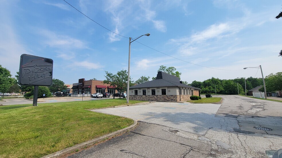 Primary Photo Of 18055 Bagley Rd, Middleburg Heights Fast Food For Lease