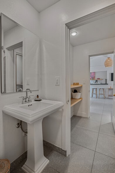 More Photos Of 555 S Warm Sands Dr, Palm Springs Hotel For Sale