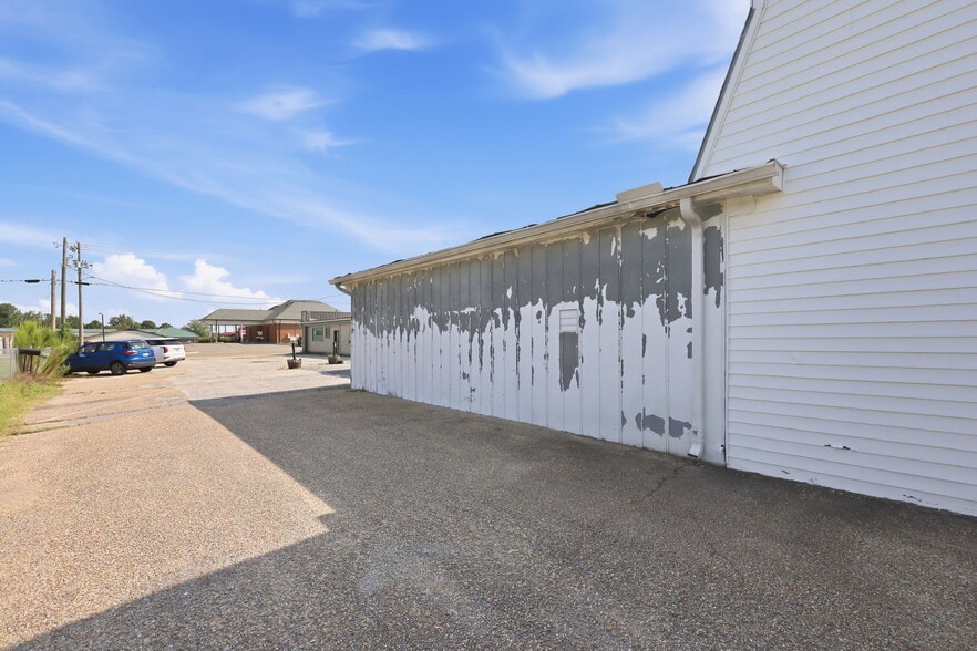 More Photos Of 30 S McKinley St, Coats Sports And Entertainment For Sale
