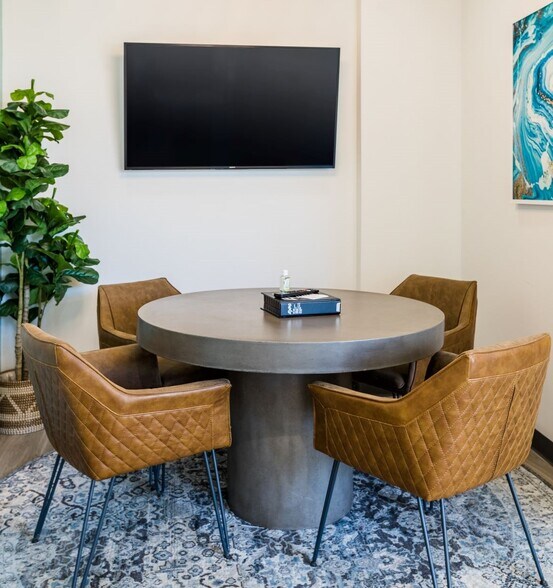 More Photos Of 136 4th St N, Saint Petersburg Coworking Space