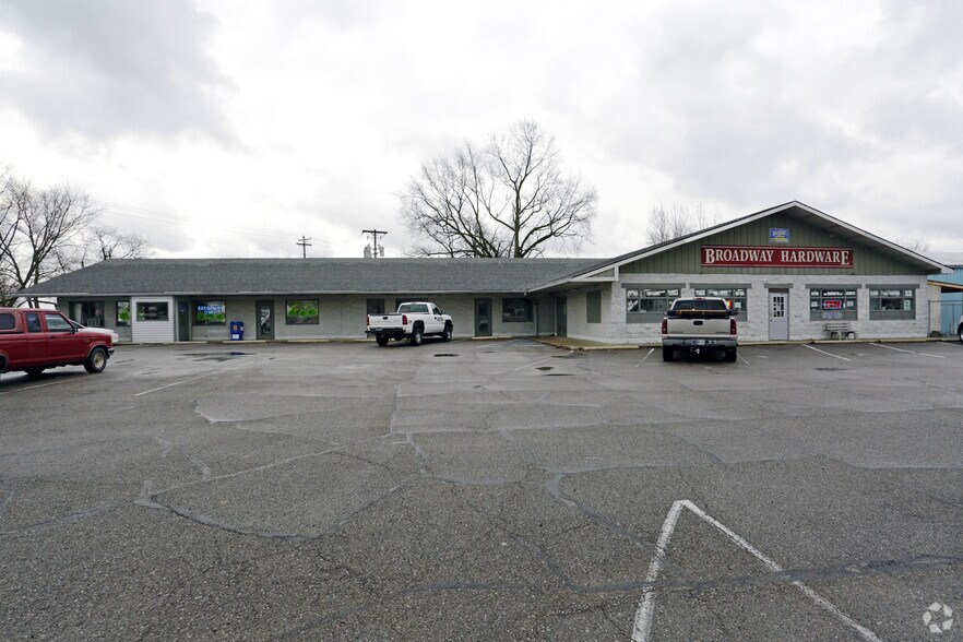 More Photos Of 418-426 E Broadway St, Fortville Storefront For Lease