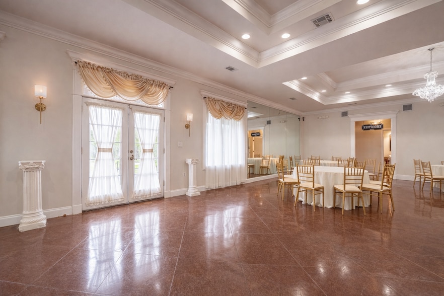 More Photos Of 5800 England Dr, Alexandria Specialty For Sale