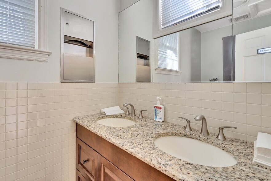 More Photos Of 285 Grand Ave, Englewood Medical For Lease