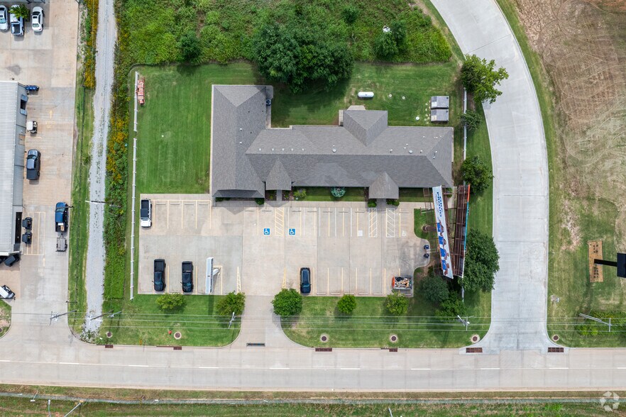 More Photos Of 9400 S I-35 Service Rd, Moore Office For Sale