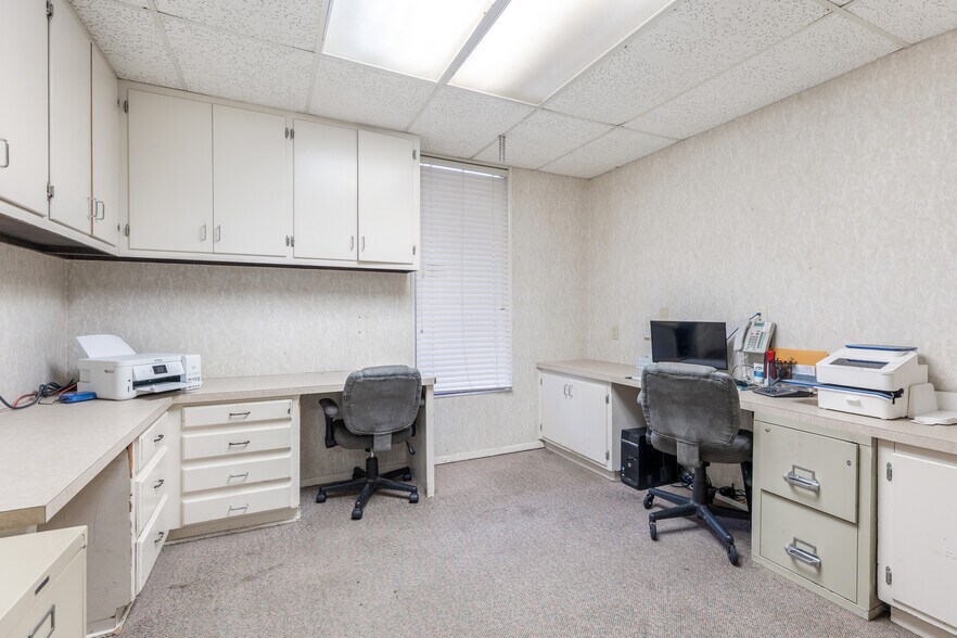 More Photos Of 825 N Crockett St, Sherman Office For Sale