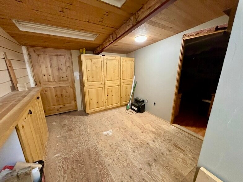 More Photos Of 412 E Railroad Ave N, Manhattan Warehouse For Sale