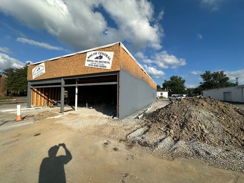 More Photos Of 300 W Main St, Lebanon Freestanding For Lease