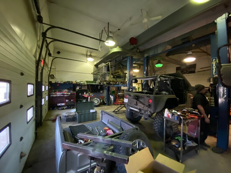 More Photos Of 29 Bridge St, Pelham Auto Dealership For Lease