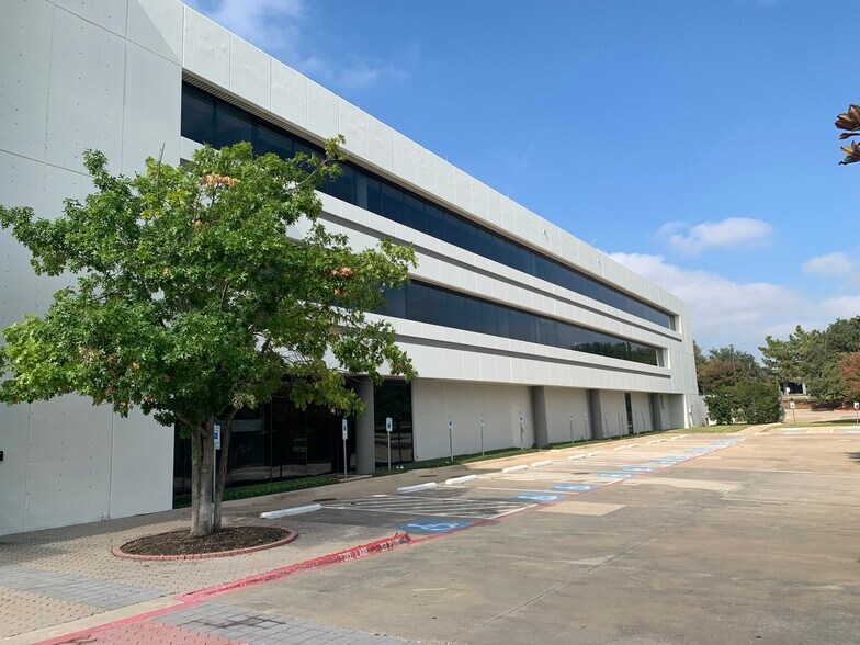 More Photos Of 2901 Kinwest Pky, Irving Office For Lease
