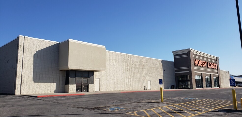 Primary Photo Of 7946 Dodge St, Omaha Supermarket For Lease
