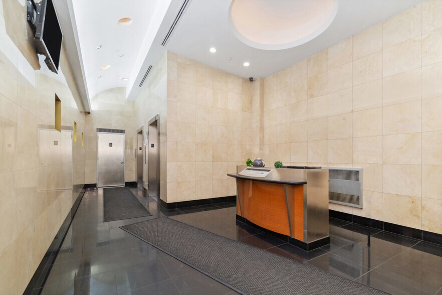 More Photos Of 131 W 35th St, New York Office For Sale