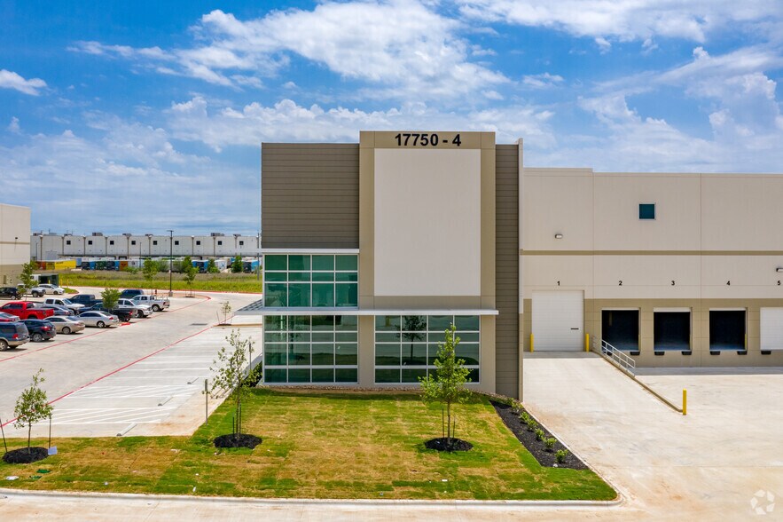 More Photos Of 17750 Lookout Rd, Schertz Unknown For Lease