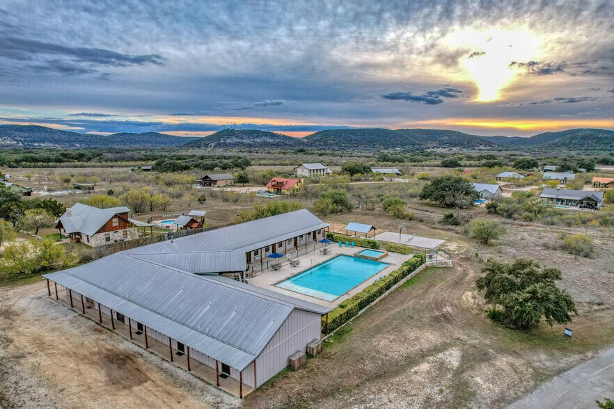 More Photos Of 16 Mountain Laurel Ln, Concan Hospitality For Sale