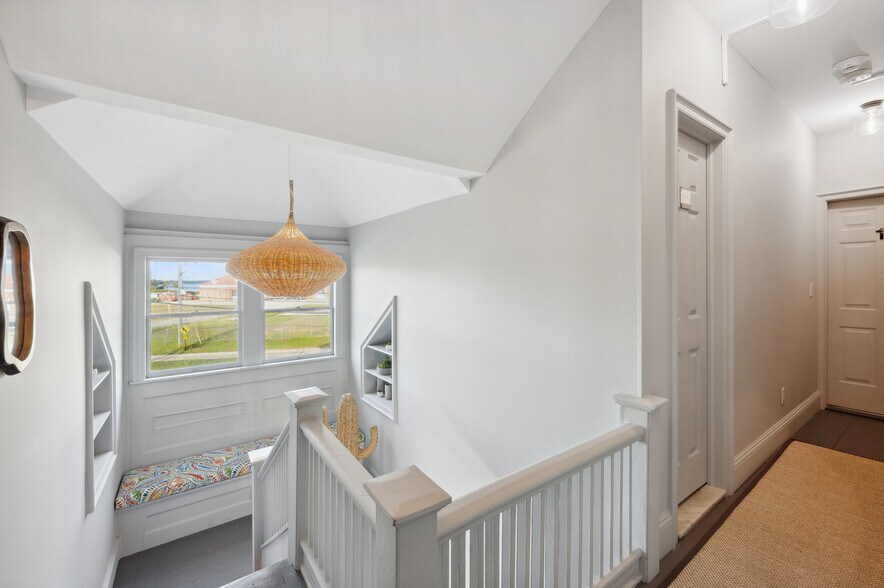 More Photos Of 32 Lighthouse Rd, Hampton Bays Hotel For Sale