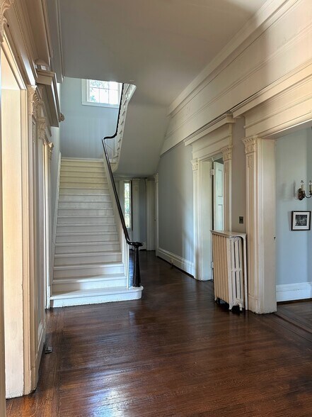 More Photos Of 1 W Main St, Richmond Office For Sale