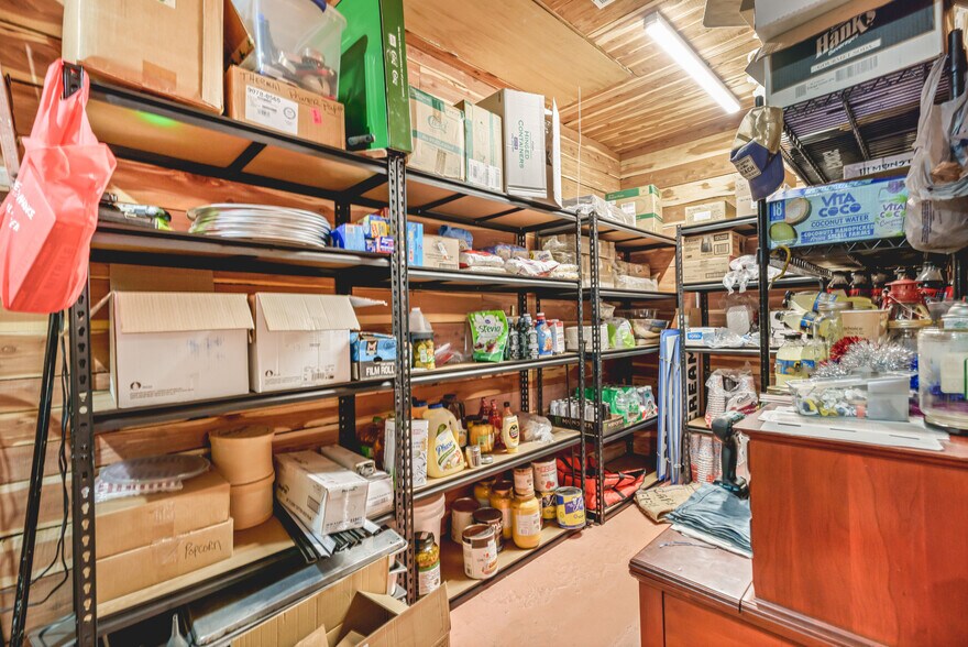 More Photos Of 112 Wilderness Rd, Mammoth Cave General Retail For Sale
