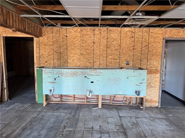 More Photos Of Gassaway Ave, Lott Showroom For Sale