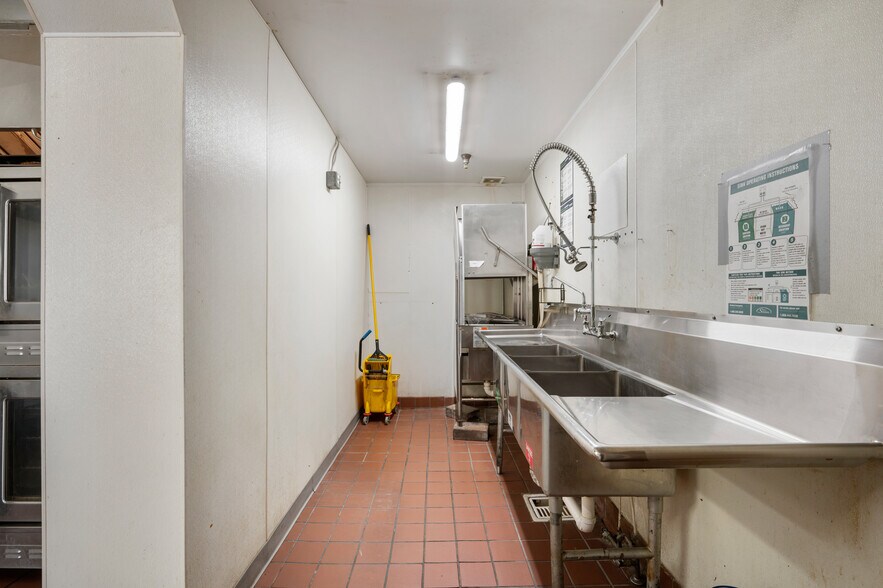 More Photos Of 108 S Walnut St, Muncie Office For Sale