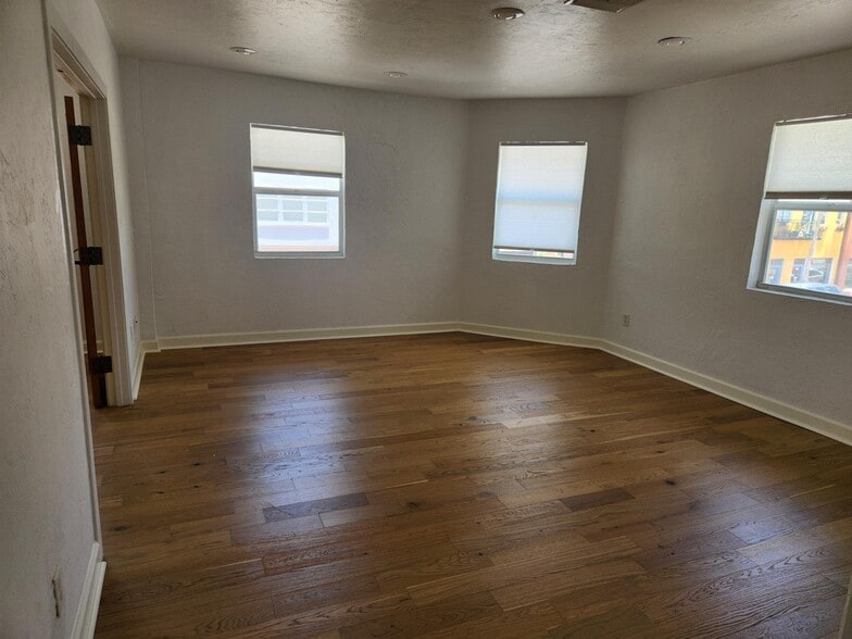 More Photos Of 534-538 S Pineapple Ave, Sarasota Storefront Retail Office For Lease