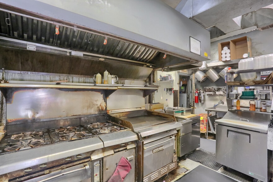 More Photos Of 463 Maplewood Ave, Ambridge Restaurant For Sale