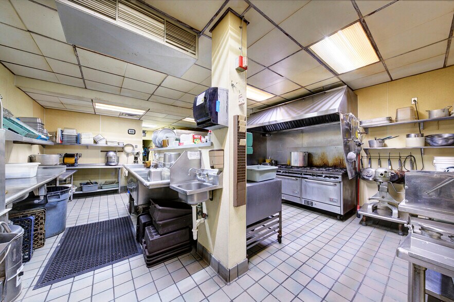 More Photos Of 1744 Biddle Ave, Wyandotte General Retail For Sale