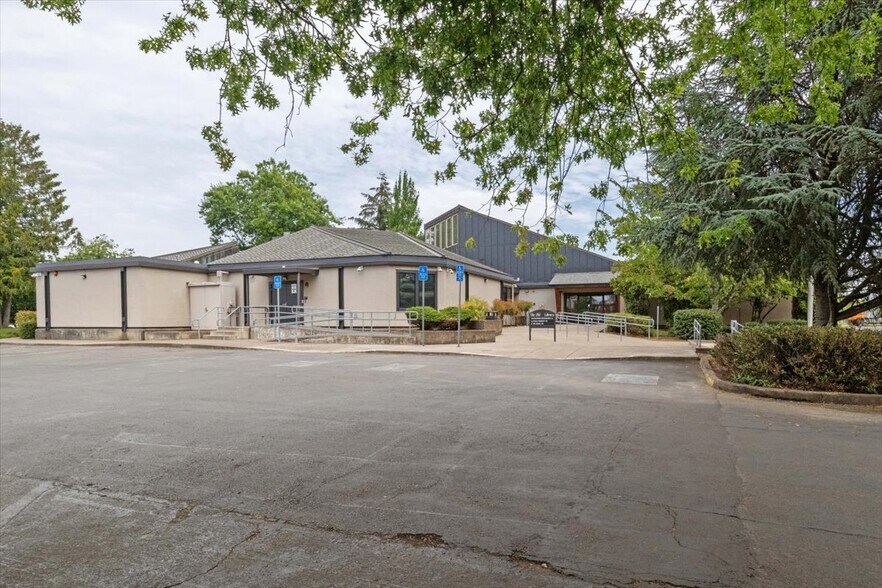 More Photos Of 1390 Waverly Dr SE, Albany Medical For Lease