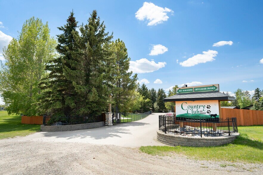 Primary Photo Of 282063 Twp Rd 224A, Rocky View No 44 Veterinarian Kennel For Sale