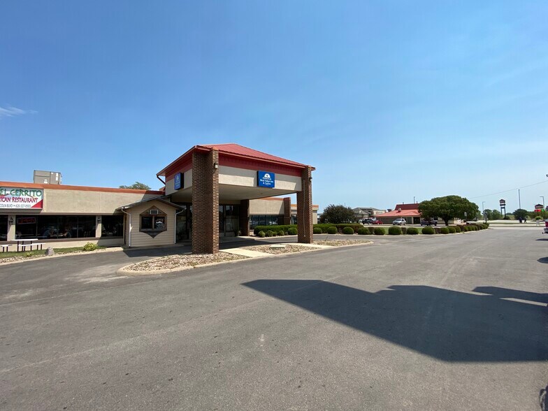 Primary Photo Of 606 E Lincoln Blvd, Hesston Hotel For Sale