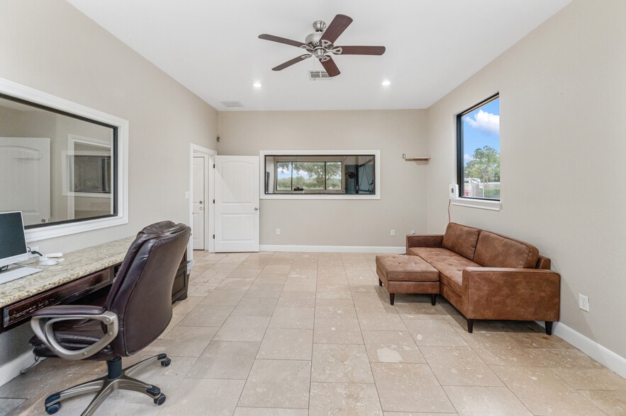 More Photos Of 6927 Highway 36 S, Rosenberg Office For Lease