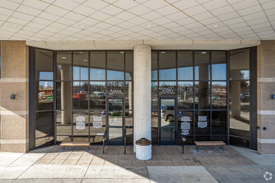 More Photos Of 9 Medical Pky, Farmers Branch Medical For Lease