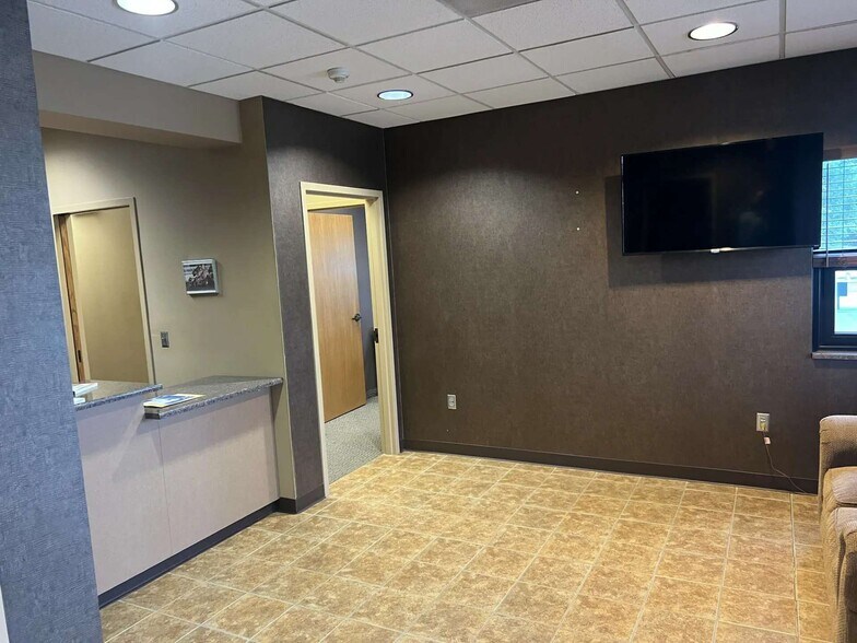 More Photos Of 1809 N Terin Cir, Sioux Falls Warehouse For Lease