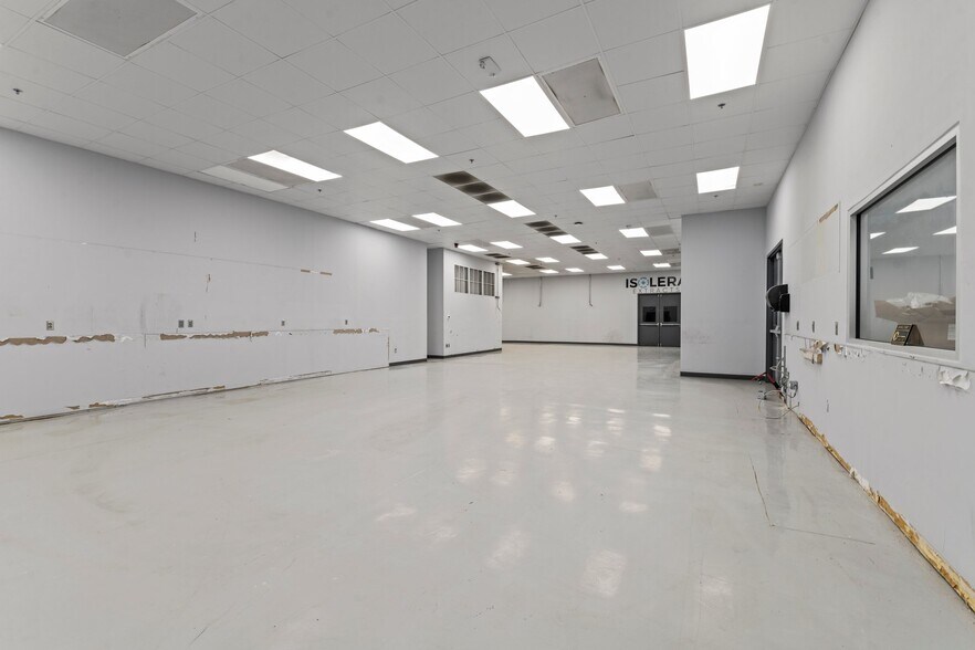 More Photos Of 327 Lewis St, Oxford Distribution For Lease