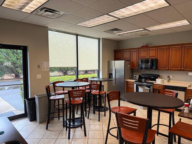 More Photos Of 2390 Canton Rd, Marietta Office For Sale