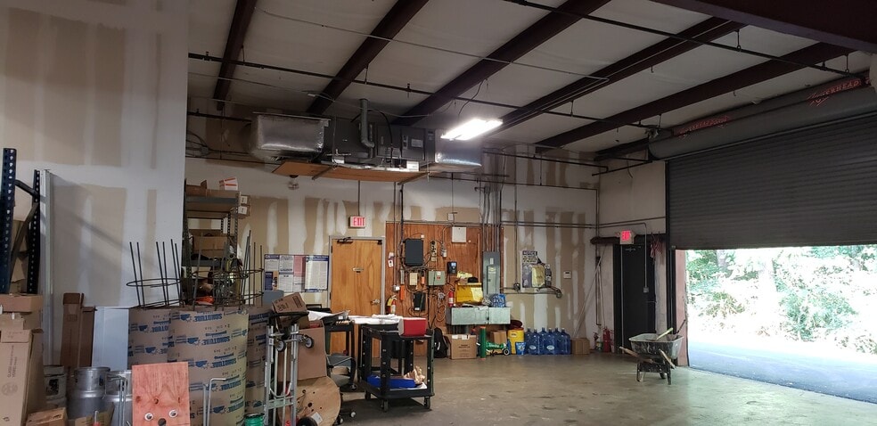 More Photos Of 724 Fairgate Rd, Marietta Light Distribution For Sale