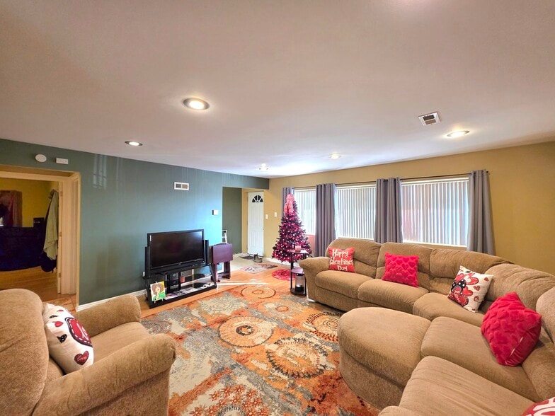 More Photos Of 7815 S Kedzie Ave, Chicago Storefront Retail Residential For Sale