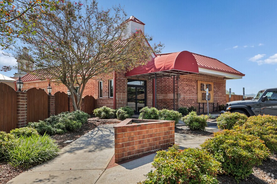 More Photos Of 200-208 W Fleming Dr, Morganton Unknown For Lease