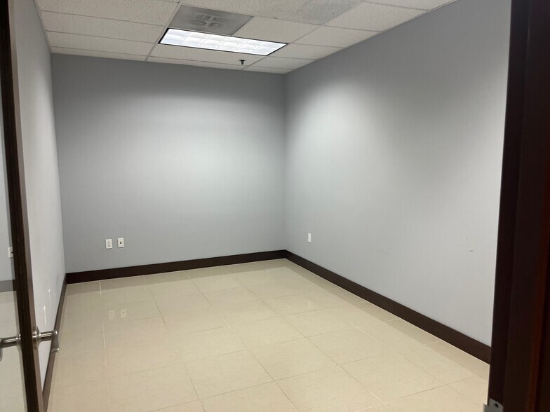 More Photos Of 2550 S Bayshore Dr, Coconut Grove Office For Lease