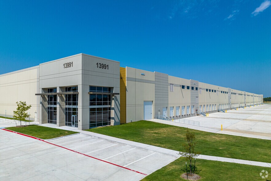 More Photos Of 13871 US HWY 80, Forney Distribution For Lease