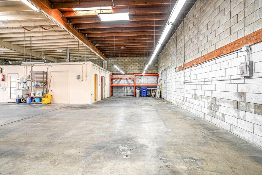 More Photos Of 921 Coolidge Ave, National City Light Manufacturing For Sale